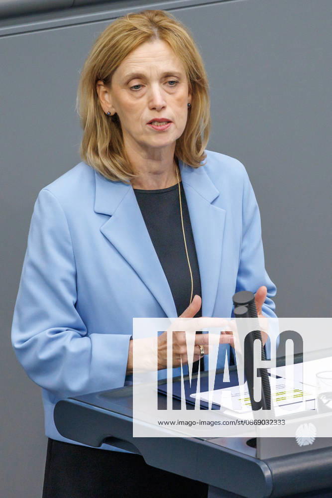 Bundestag: Karin Prien (CDU), Federal Minister for Family Affairs, at the German Bundestag on October 9, 2026, in Berlin, Berlin, Berlin, Germany, Bundestag