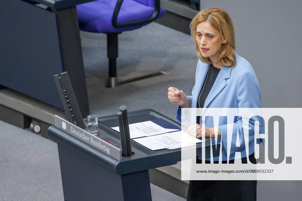 Bundestag: Karin Prien (CDU), Federal Minister for Family Affairs, at the German Bundestag on October 9, 2026, in Berlin, Berlin, Berlin, Germany, Bundestag