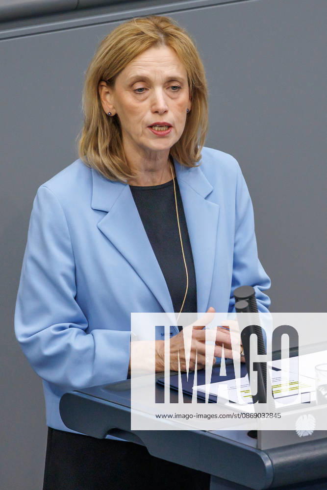 Bundestag: Karin Prien (CDU), Federal Minister for Family Affairs, at the German Bundestag on October 9, 2026, in Berlin, Berlin, Berlin, Germany, Bundestag