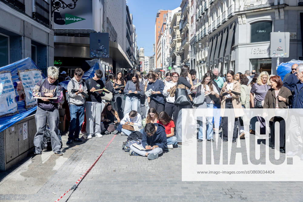 A minute of silence for Maricarmen at the housing protest camp in Sol. A minute of silence for Maricarmen at the housing protest camp in Puerta del Sol on October 9, 2026, in Madrid, Spain. The Madrid Tenants’ Union has called for a minute of silence in honor of Maricarmen Abascal, the 87-year-old woman who was evicted from her home and who passed away last Wednesday, October 7, 2026, in Spain.