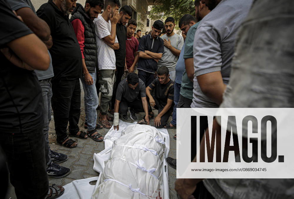 Israeli army continues its attacks on Gaza despite the ceasefire GAZA CITY, GAZA, PALESTINE - OCTOBER 9: Relatives mourn as the bodies of those killed in an Israeli airstrike targeting the Es-Sabra neighborhood in southern Gaza City are brought to Al-Shifa Hospital in Gaza City, Gaza Palestine on October 9, 2026. Multiple dead and wounded, including women and children, were reported. Saeed M. M. T. Jaras Anadolu Gaza City Gaza. Editorial use only. Please get in touch for any other usage.