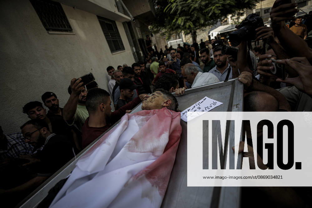 Israeli army continues its attacks on Gaza despite the ceasefire GAZA CITY, GAZA, PALESTINE - OCTOBER 9: (EDITORS NOTE: Image depicts death) The bodies of those killed in an Israeli airstrike targeting the Es-Sabra neighborhood in southern Gaza City are brought to Al-Shifa Hospital in Gaza City, Gaza Palestine on October 9, 2026. Multiple dead and wounded, including women and children, were reported. Saeed M. M. T. Jaras Anadolu Gaza City Gaza. Editorial use only. Please get in touch for any other usage.