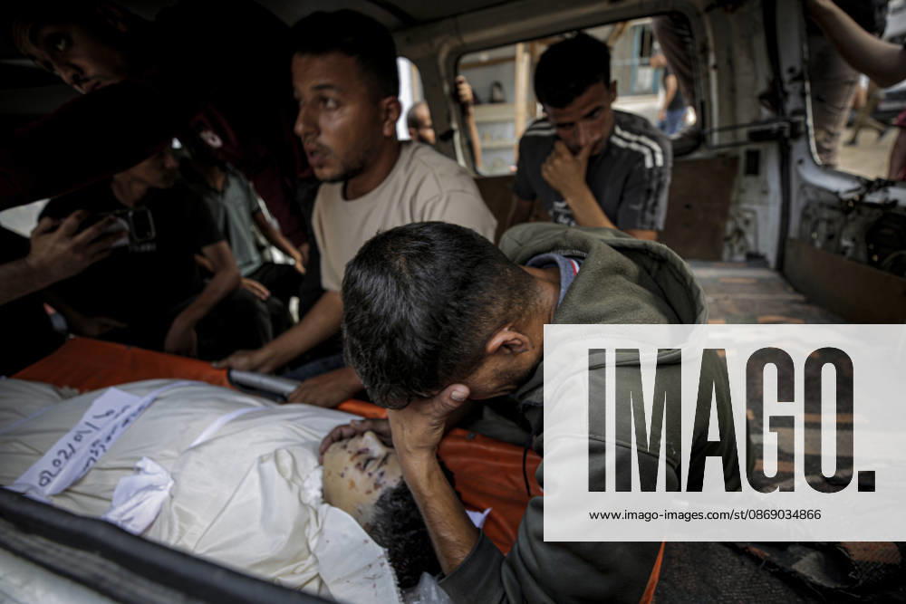 Israeli army continues its attacks on Gaza despite the ceasefire GAZA CITY, GAZA, PALESTINE - OCTOBER 9: (EDITORS NOTE: Image depicts death) Relatives mourn as the bodies of those killed in an Israeli airstrike targeting the Es-Sabra neighborhood in southern Gaza City are brought to Al-Shifa Hospital in Gaza City, Gaza Palestine on October 9, 2026. Multiple dead and wounded, including women and children, were reported. Saeed M. M. T. Jaras Anadolu Gaza City Gaza. Editorial use only. Please get in touch for any other usage.