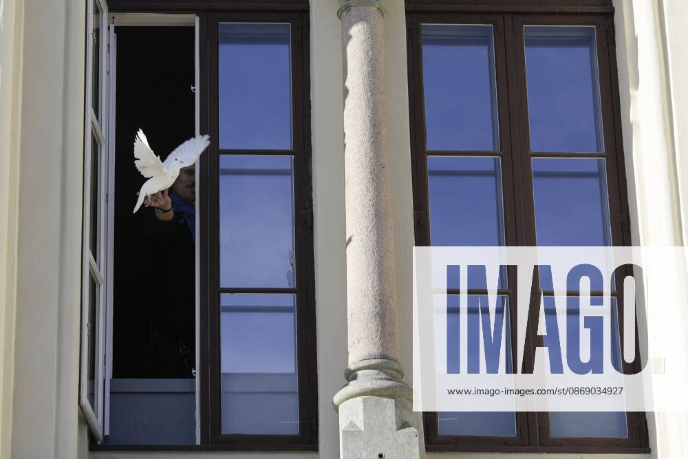 Nobel Peace Prize 2026 Oslo 20261009 At 12:00 p.m., the dove of peace takes flight from the window of the Nobel Peace Center in connection with the announcement of the new Peace Prize laureate. Photo: Terje Bendiksby, NTB, Oslo, Norway ptCoaWZHpUQ Ref BNCptCoaWZHpUQ jpg