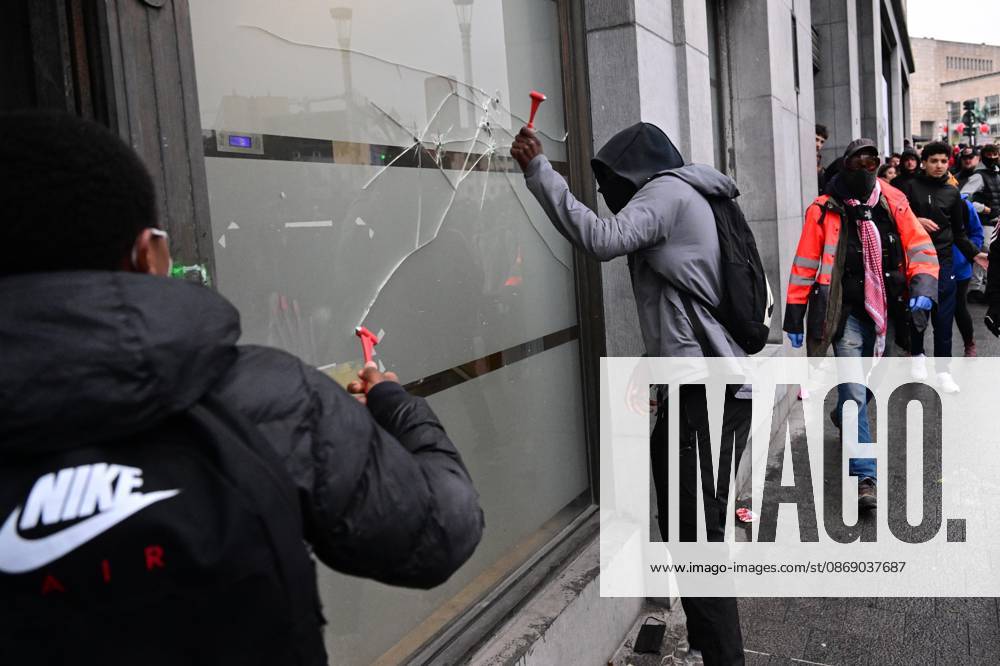 Protesters smash a window during a national manifestation against the Federal Government s budgetary measures, under the Keep your hands out of our pockets! (Blijf uit onze zakken! - Pas dans nos poches) moniker, organised by the trade unions on Friday 9 October 2026 in Brussels. DIRKxWAEM 189240369