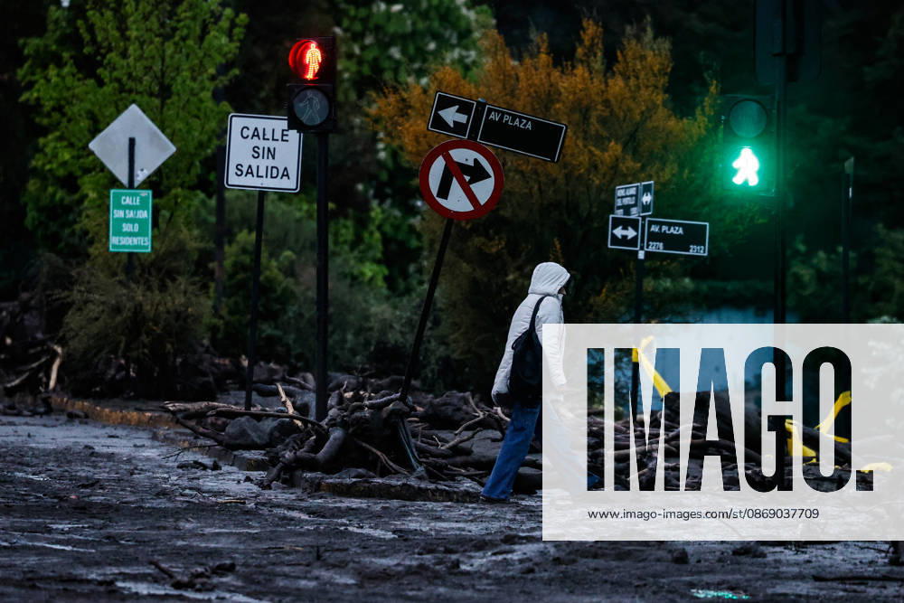 Consequences of a mudslide that affected the area from San Carlos de Apoquindo to Los Dominicos in the Las Condes district, causing widespread damage and sweeping away vehicles and people. Diego Martin Aton, Chile, Aton 1198064 jpeg