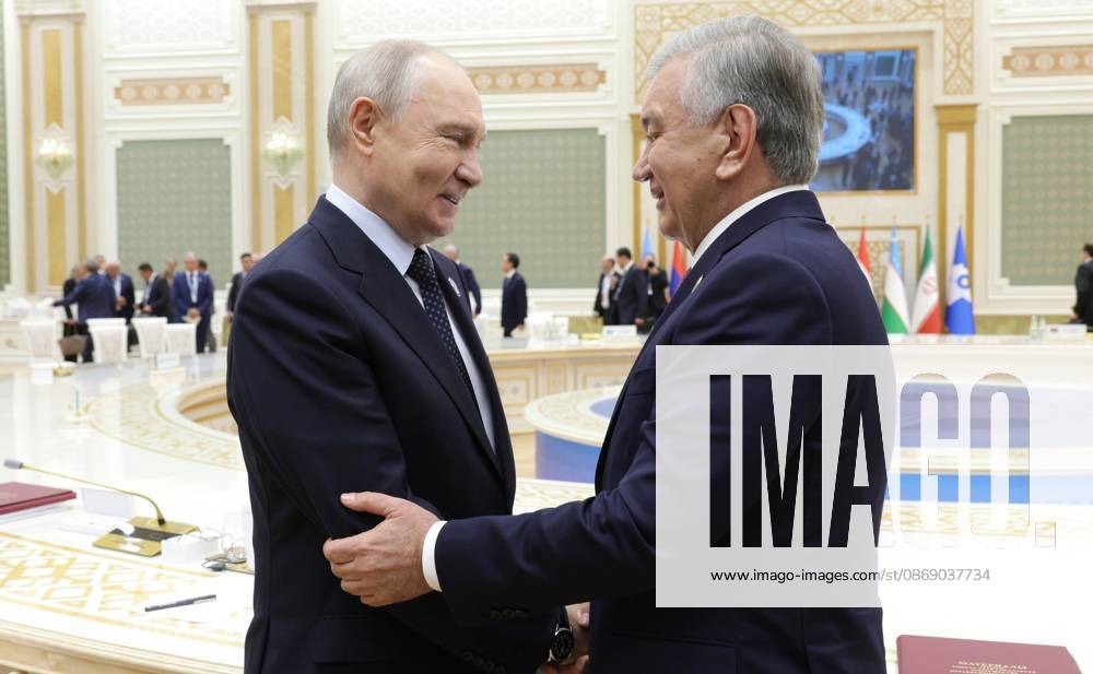 TURKMENISTAN, BALKAN PROVINCE - Russia s President Vladimir Putin (L) and Uzbekistan s President Shavkat Mirziyoyev shake hands after an expanded meeting of the CIS Council of Heads of State in Turkmenbashi. KremlinxPool