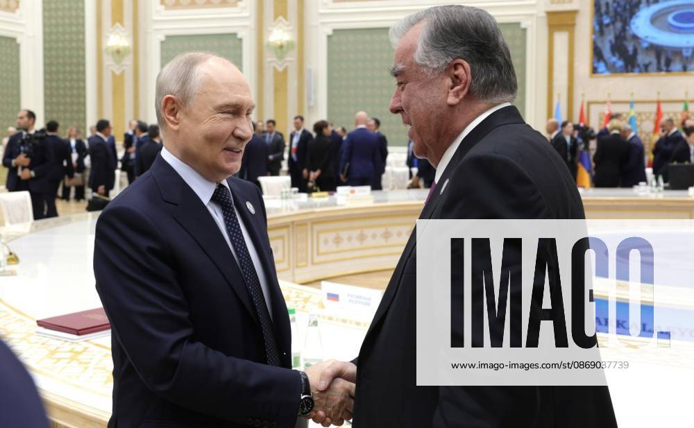 TURKMENISTAN, BALKAN PROVINCE - Russia s President Vladimir Putin and Tajikistan s President Emomali Rahmon shake hands after an expanded meeting of the CIS Council of Heads of State in Turkmenbashi. KremlinxPool