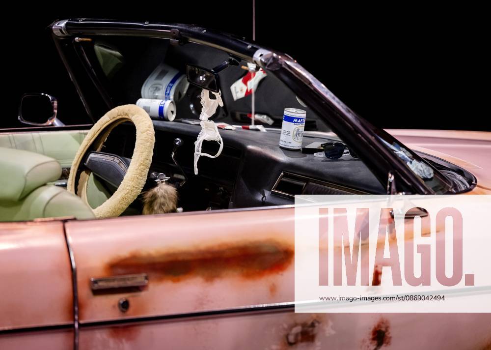 BARNEVELD - The pink Chevrolet Caprice during the presentation of the main cast of the musical Flodder at the Midden Nederland Hallen. The musical is produced by the Belgian production company Studio 100 and director Dick Maas, the creator of the original series and film. SEM VAN DER WAL ANP netherlands out - belgium out