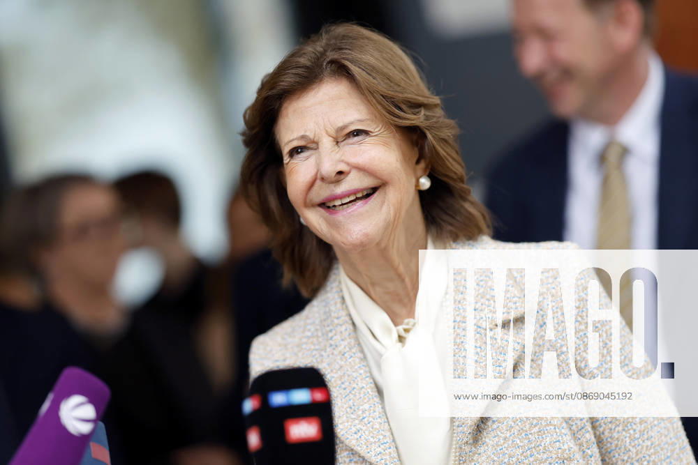 Queen Silvia of Sweden during her visit to the Luisen Gymnasium in Düsseldorf. The Queen attended the Luisen Gymnasium in Düsseldorf during her school years; today, it is located in a new building at a different site. Düsseldorf, October 9, 2026, North Rhine-Westphalia, Germany
