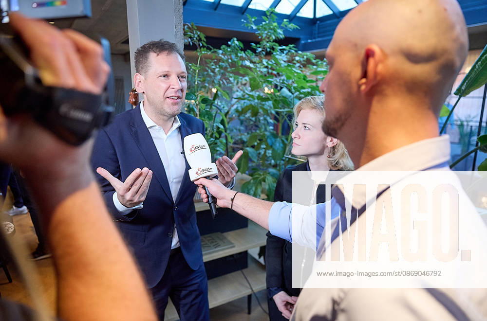 - Wien 09.10.2026 - Nach den gestrigen Entscheidungen um die interimistische Parteiführung der Bundes-SPÖ gab es heute im Hotel Gilbert eine Pressekonferenz der neuen geschäftführenden Dopplspitze der SPÖ die bis Anfang 2027 die Geschäfte leiten wird bis ein neuer SPÖ Bundesparteivorstand gewählt wird. PHOTO: Die Übergangsvorsitzenden der SPÖ, Klubobmann Philip Kucher (L), Frauenchefin Eva-Maria Holzleitner beim Pressegspräch. Vienna (AUSTRIA) - Following yesterday’s decisions regarding the interim leadership of the federal SPÖ, a press conference was held today at the Hotel Gilbert by the SPÖ’s new co-leadership team, which will manage the party’s affairs until early 2027, when a new federal executive committee of the SPÖ is elected.