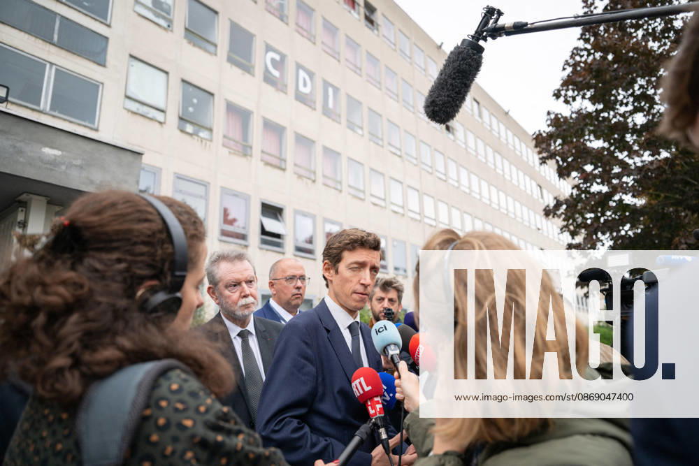 Edouard Geffray Visit an High School Lycee - Cachan French Education Minister Edouard Geffray speaks to the press after a visit to the high school Lycee Polyvalent de Cachan, in Cachan, on the outskirts of Paris, France on October 9, 2026, on the sidelines of a nationwide protest movement of students over learning conditions. Photo by Alexis Jumeau ABACAPRESS.COM Cachan France