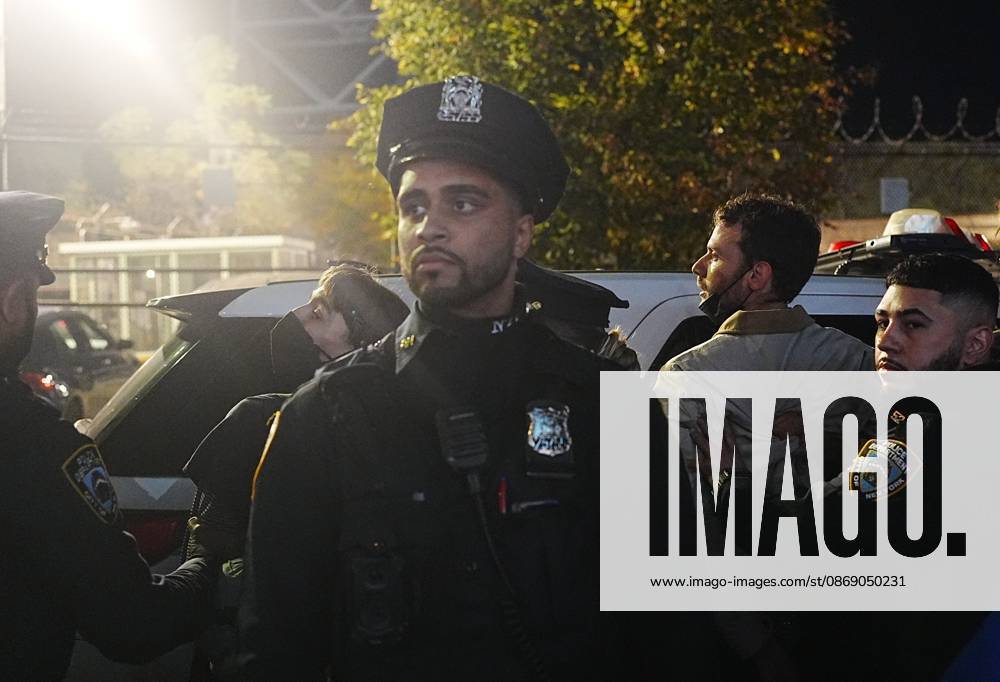 Protesters rally after ICE shooting of New York man in car with child inside NEW YORK, UNITED STATES - OCTOBER 08: Protesters rally after an Immigration and Customs Enforcement (ICE) agent shot a man as he sat in a car with a child inside on October 8, 2026, in New York City, U.S. Selcuk Acar Anadolu New York United States. Editorial use only. Please get in touch for any other usage.