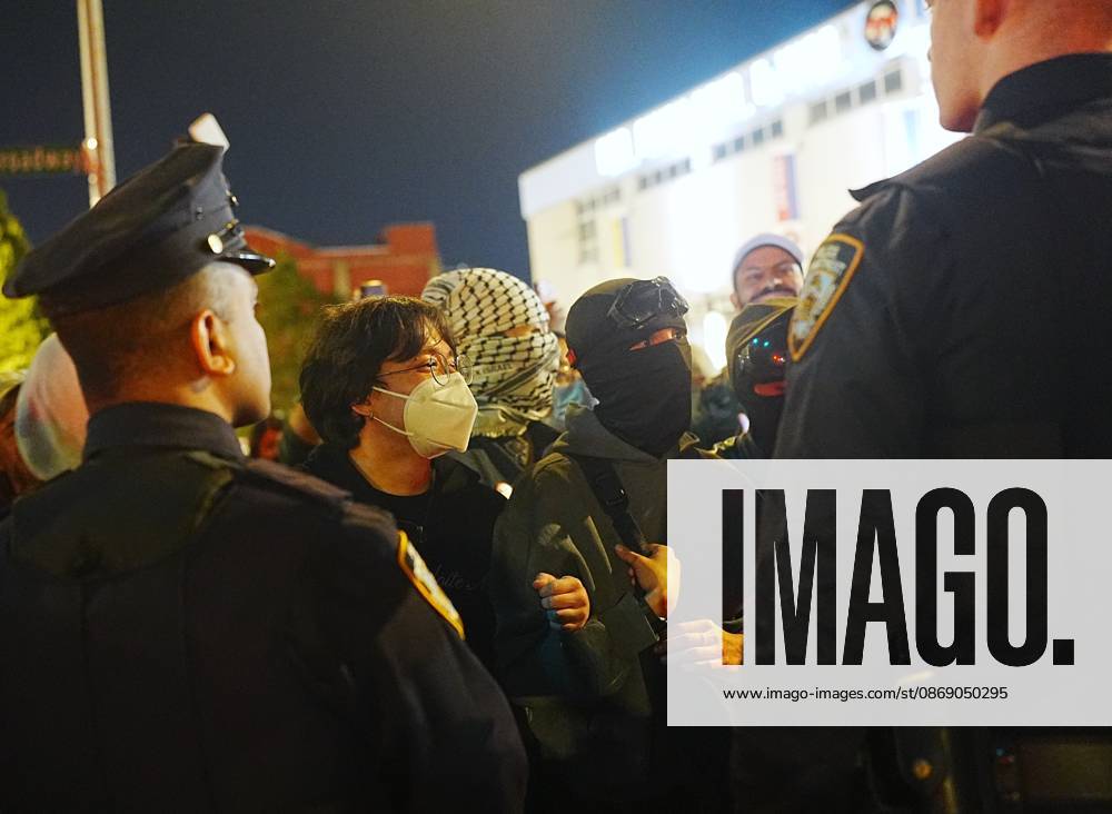 Protesters rally after ICE shooting of New York man in car with child inside NEW YORK, UNITED STATES - OCTOBER 08: Protesters rally after an Immigration and Customs Enforcement (ICE) agent shot a man as he sat in a car with a child inside on October 8, 2026, in New York City, U.S. Selcuk Acar Anadolu New York United States. Editorial use only. Please get in touch for any other usage.