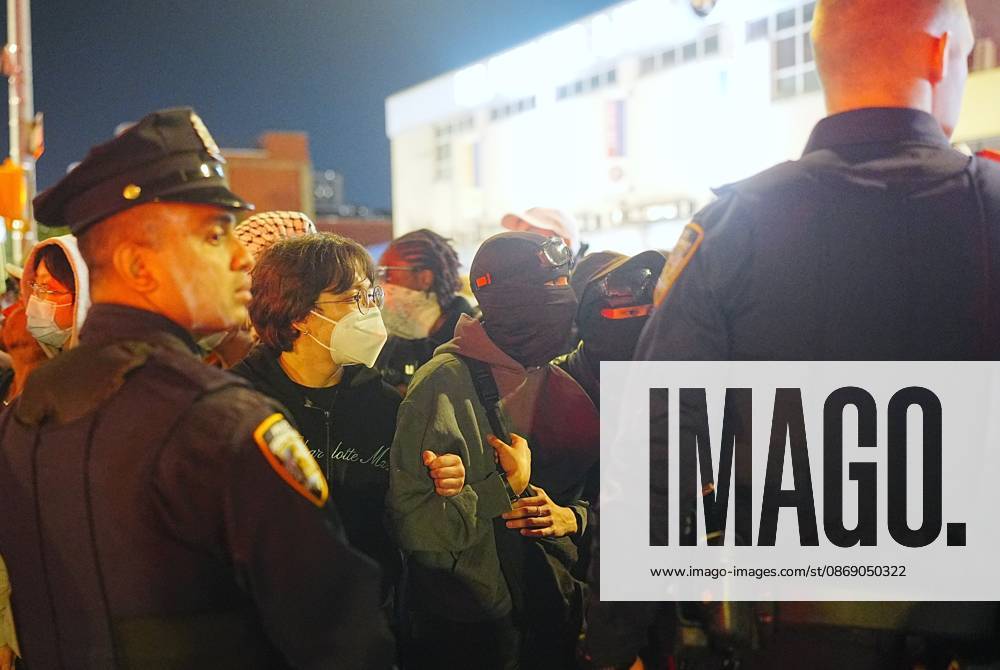 Protesters rally after ICE shooting of New York man in car with child inside NEW YORK, UNITED STATES - OCTOBER 08: Protesters rally after an Immigration and Customs Enforcement (ICE) agent shot a man as he sat in a car with a child inside on October 8, 2026, in New York City, U.S. Selcuk Acar Anadolu New York United States. Editorial use only. Please get in touch for any other usage.