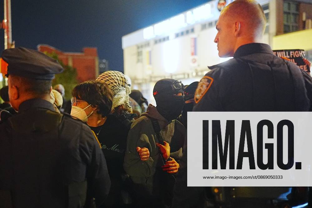 Protesters rally after ICE shooting of New York man in car with child inside NEW YORK, UNITED STATES - OCTOBER 08: Protesters rally after an Immigration and Customs Enforcement (ICE) agent shot a man as he sat in a car with a child inside on October 8, 2026, in New York City, U.S. Selcuk Acar Anadolu New York United States. Editorial use only. Please get in touch for any other usage.