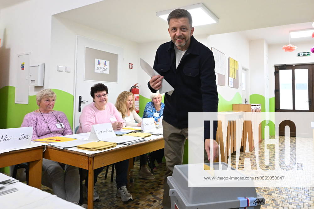 The two-day elections to municipal assemblies started in the Czech Republic together with the first round of the elections to one-third of the Senate, on October 9, 2026. On the photo Vit Rakusan, chairman of the STAN movement, will cast his vote in the municipal and Senate elections in Kolin. (CTKxPhoto JosefxVostarek) CTKPhotoP2026100905588 CTKPhotoP2026100905588