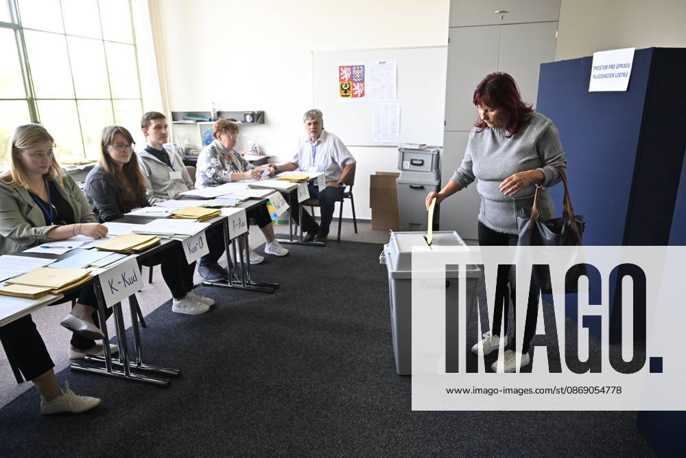 The two-day elections to municipal assemblies started in the Czech Republic together with the first round of the elections to one-third of the Senate, on October 9, 2026. On the photo polling place in Zlin. (CTKxPhoto DaliborxGluck) CTKPhotoP2026100904870 CTKPhotoP2026100904870