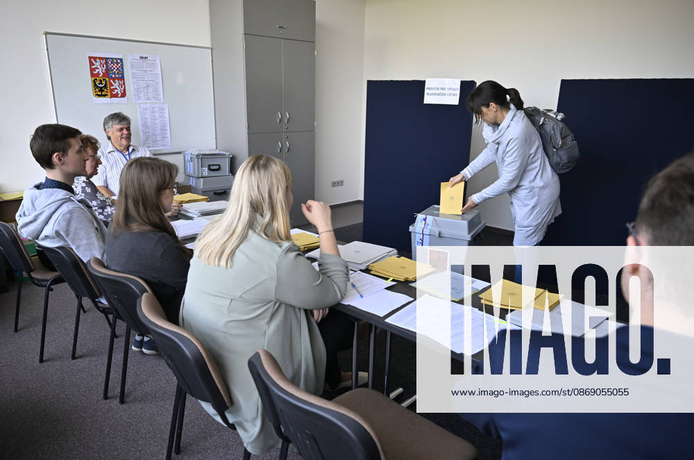 The two-day elections to municipal assemblies started in the Czech Republic together with the first round of the elections to one-third of the Senate, on October 9, 2026. On the photo polling place in Zlin. (CTKxPhoto DaliborxGluck) CTKPhotoP2026100905778 CTKPhotoP2026100905778
