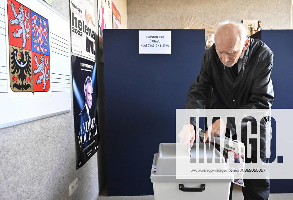 The two-day elections to municipal assemblies started in the Czech Republic together with the first round of the elections to one-third of the Senate, on October 9, 2026. On the photo polling place in Zlin. (CTKxPhoto DaliborxGluck) CTKPhotoP2026100905779 CTKPhotoP2026100905779