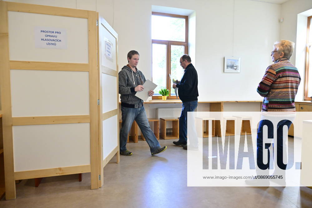The two-day elections to municipal assemblies started in the Czech Republic together with the first round of the elections to one-third of the Senate, on October 9, 2026. On the photo polling place in Velatice, South Moravian Region. (CTKxPhoto VaclavxSalek) CTKPhotoP2026100905715 CTKPhotoP2026100905715