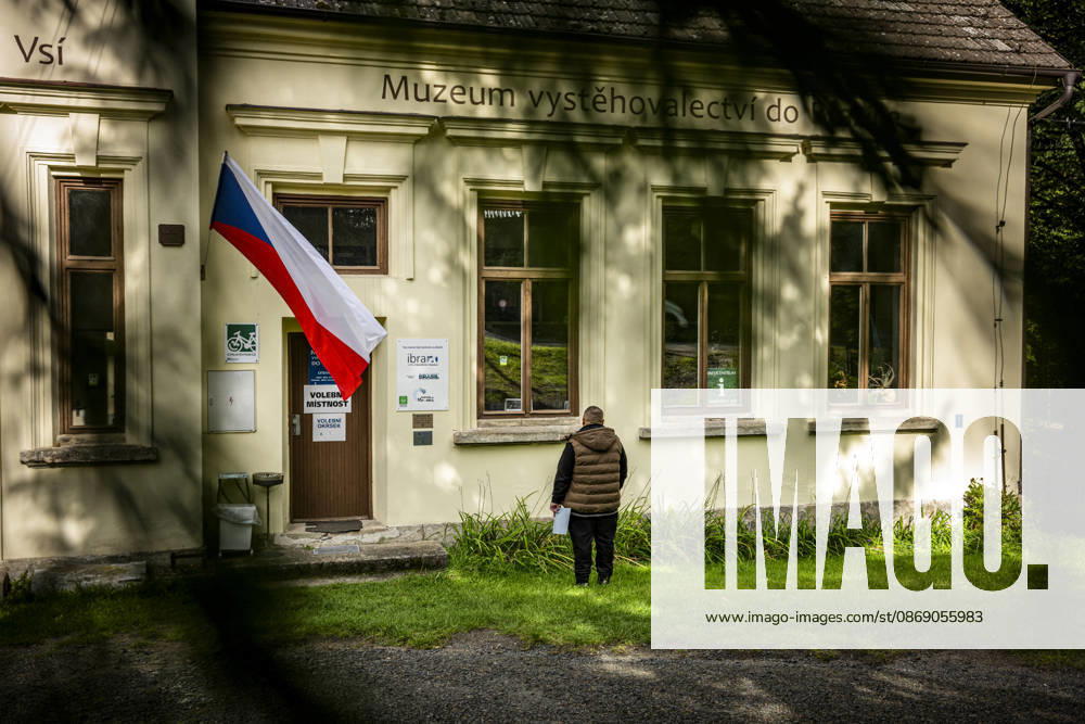 The two-day elections to municipal assemblies started in the Czech Republic together with the first round of the elections to one-third of the Senate, on October 9, 2026. On the photo a polling place in new electoral district in Ralsko-Nahlov. (CTKxPhoto RadekxPetrasek) CTKPhotoP2026100905560 CTKPhotoP2026100905560