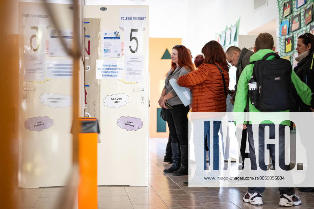 The two-day elections to municipal assemblies started in the Czech Republic together with the first round of the elections to one-third of the Senate, on October 9, 2026. On the photo a polling place in Hradec Kralove. (CTKxPhoto DavidxTanecek) CTKPhotoP2026100904820 CTKPhotoP2026100904820