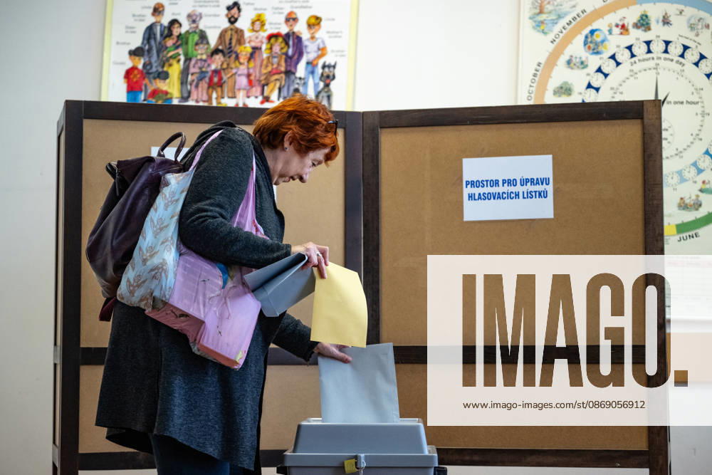 The two-day elections to municipal assemblies started in the Czech Republic together with the first round of the elections to one-third of the Senate, on October 9, 2026. On the photo a polling place in Hradec Kralove. (CTKxPhoto DavidxTanecek) CTKPhotoP2026100904969 CTKPhotoP2026100904969