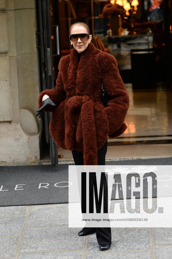 Céline Dion greets her fans as she leaves the Royal Monceau hotel in Paris, before heading to La Plenitude Arena in Paris La Défense to continue her concert series on October 9, 2026. The night before, the Quebec star stumbled on stage and then forgot some of the lyrics to her song, Pour que tu m’aimes encore during the finale of her show. Clément Prioli, Bestimage. Céline Dion greets fans as she leaves the Royal Monceau Hotel in Paris, before heading to the Paris La Défense Arena to continue her concert series on October 9, 2026. The previous evening, the Quebec star stumbled on stage and forgot some of the lyrics to her song Pour que tu m’aimes encore during the show’s finale. Paris, France