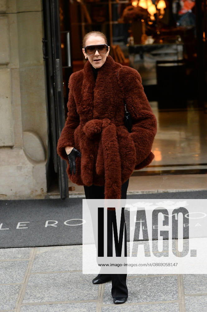 Céline Dion greets her fans as she leaves the Royal Monceau hotel in Paris, before heading to La Plenitude Arena in Paris La Défense to continue her concert series on October 9, 2026. The night before, the Quebec star stumbled on stage and then forgot some of the lyrics to her song, Pour que tu m’aimes encore during the finale of her show. Clément Prioli, Bestimage. Céline Dion greets fans as she leaves the Royal Monceau Hotel in Paris, before heading to the Paris La Défense Arena to continue her concert series on October 9, 2026. The previous evening, the Quebec star stumbled on stage and forgot some of the lyrics to her song Pour que tu m’aimes encore during the show’s finale. Paris, France