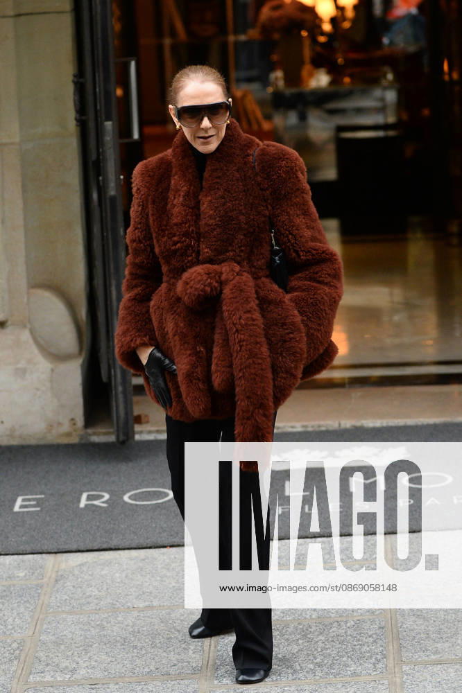 Céline Dion greets her fans as she leaves the Royal Monceau hotel in Paris, before heading to La Plenitude Arena in Paris La Défense to continue her concert series on October 9, 2026. The night before, the Quebec star stumbled on stage and then forgot some of the lyrics to her song, Pour que tu m’aimes encore during the finale of her show. Clément Prioli, Bestimage. Céline Dion greets fans as she leaves the Royal Monceau Hotel in Paris, before heading to the Paris La Défense Arena to continue her concert series on October 9, 2026. The previous evening, the Quebec star stumbled on stage and forgot some of the lyrics to her song Pour que tu m’aimes encore during the show’s finale. Paris, France