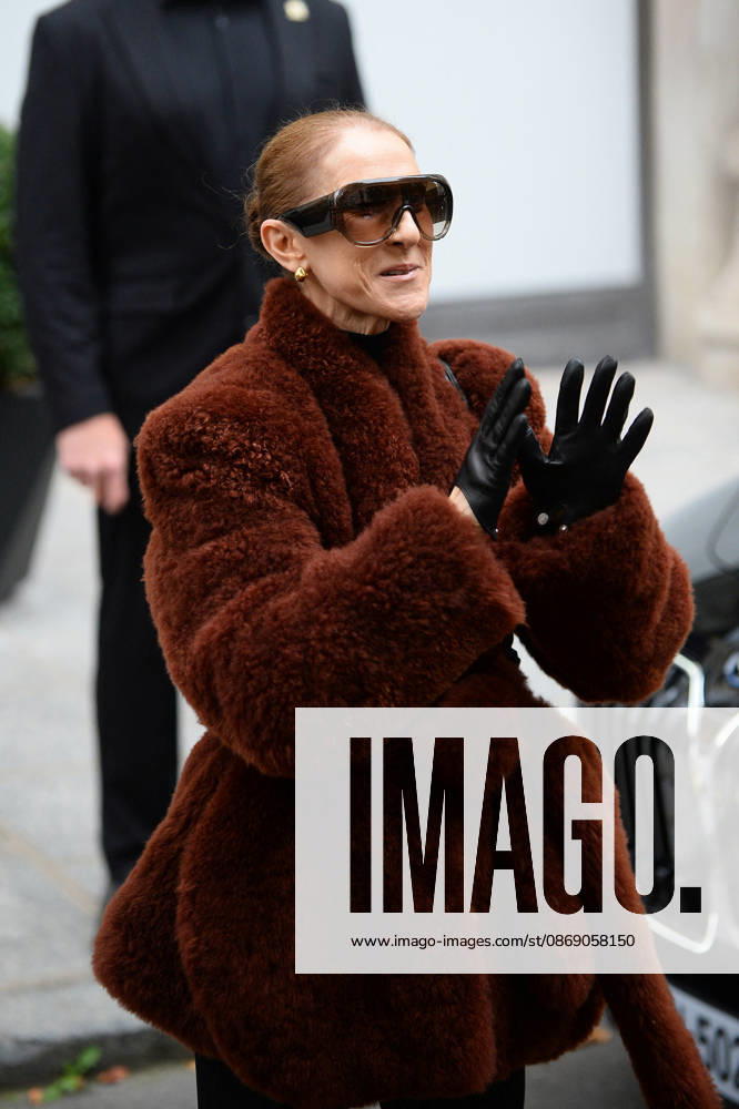 Céline Dion greets her fans as she leaves the Royal Monceau hotel in Paris, before heading to La Plenitude Arena in Paris La Défense to continue her concert series on October 9, 2026. The night before, the Quebec star stumbled on stage and then forgot some of the lyrics to her song, Pour que tu m’aimes encore during the finale of her show. Clément Prioli, Bestimage. Céline Dion greets fans as she leaves the Royal Monceau Hotel in Paris, before heading to the Paris La Défense Arena to continue her concert series on October 9, 2026. The previous evening, the Quebec star stumbled on stage and forgot some of the lyrics to her song Pour que tu m’aimes encore during the show’s finale. Paris, France