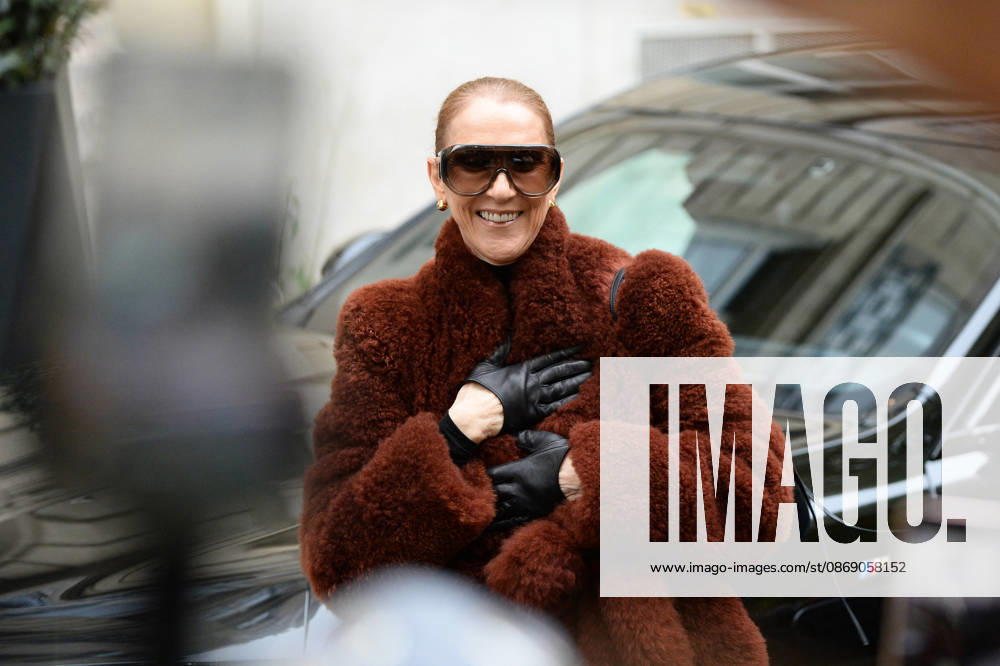Céline Dion greets her fans as she leaves the Royal Monceau hotel in Paris, before heading to La Plenitude Arena in Paris La Défense to continue her concert series on October 9, 2026. The night before, the Quebec star stumbled on stage and then forgot some of the lyrics to her song, Pour que tu m’aimes encore during the finale of her show. Clément Prioli, Bestimage. Céline Dion greets fans as she leaves the Royal Monceau Hotel in Paris, before heading to the Paris La Défense Arena to continue her concert series on October 9, 2026. The previous evening, the Quebec star stumbled on stage and forgot some of the lyrics to her song Pour que tu m’aimes encore during the show’s finale. Paris, France