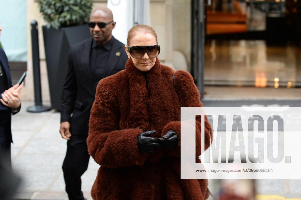 Céline Dion greets her fans as she leaves the Royal Monceau hotel in Paris, before heading to La Plenitude Arena in Paris La Défense to continue her concert series on October 9, 2026. The night before, the Quebec star stumbled on stage and then forgot some of the lyrics to her song, Pour que tu m’aimes encore during the finale of her show. Clément Prioli, Bestimage. Céline Dion greets fans as she leaves the Royal Monceau Hotel in Paris, before heading to the Paris La Défense Arena to continue her concert series on October 9, 2026. The previous evening, the Quebec star stumbled on stage and forgot some of the lyrics to her song Pour que tu m’aimes encore during the show’s finale. Paris, France