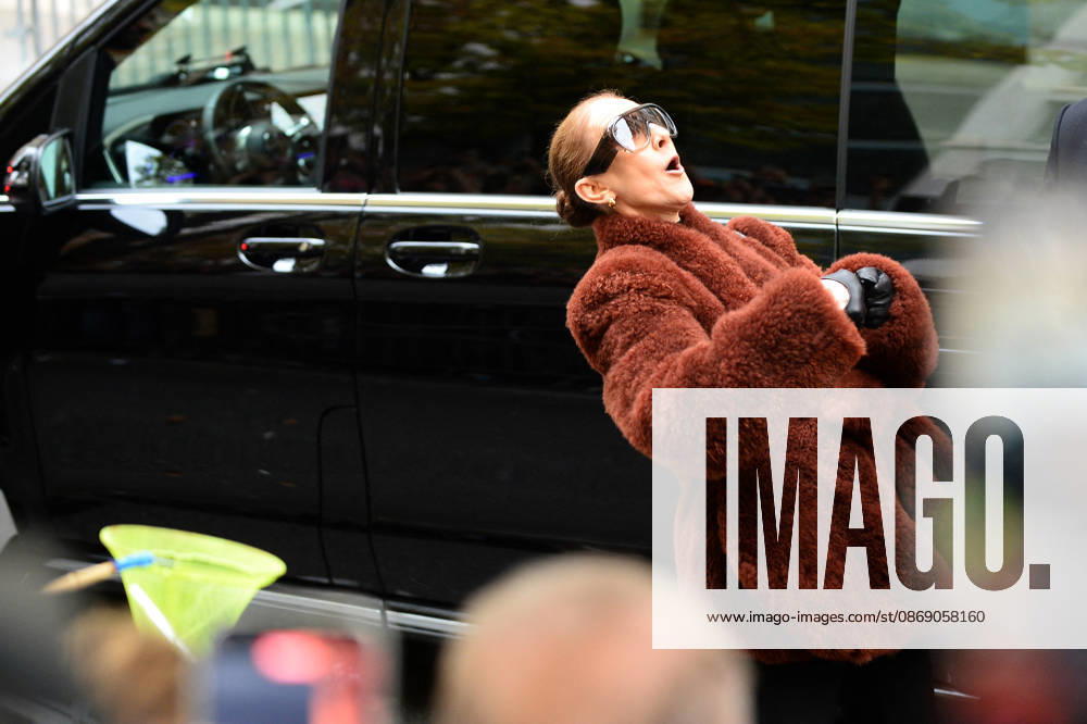 Céline Dion greets her fans as she leaves the Royal Monceau hotel in Paris, before heading to La Plenitude Arena in Paris La Défense to continue her concert series on October 9, 2026. The night before, the Quebec star stumbled on stage and then forgot some of the lyrics to her song, Pour que tu m’aimes encore during the finale of her show. Clément Prioli, Bestimage. Céline Dion greets fans as she leaves the Royal Monceau Hotel in Paris, before heading to the Paris La Défense Arena to continue her concert series on October 9, 2026. The previous evening, the Quebec star stumbled on stage and forgot some of the lyrics to her song Pour que tu m’aimes encore during the show’s finale. Paris, France