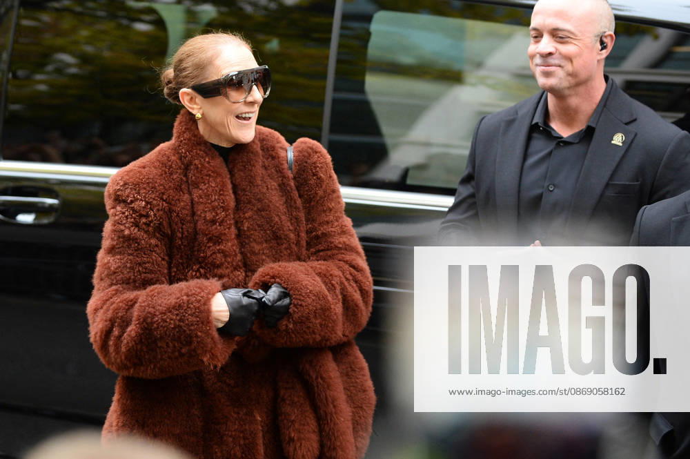Céline Dion greets her fans as she leaves the Royal Monceau hotel in Paris, before heading to La Plenitude Arena in Paris La Défense to continue her concert series on October 9, 2026. The night before, the Quebec star stumbled on stage and then forgot some of the lyrics to her song, Pour que tu m’aimes encore during the finale of her show. Clément Prioli, Bestimage. Céline Dion greets fans as she leaves the Royal Monceau Hotel in Paris, before heading to the Paris La Défense Arena to continue her concert series on October 9, 2026. The previous evening, the Quebec star stumbled on stage and forgot some of the lyrics to her song Pour que tu m’aimes encore during the show’s finale. Paris, France