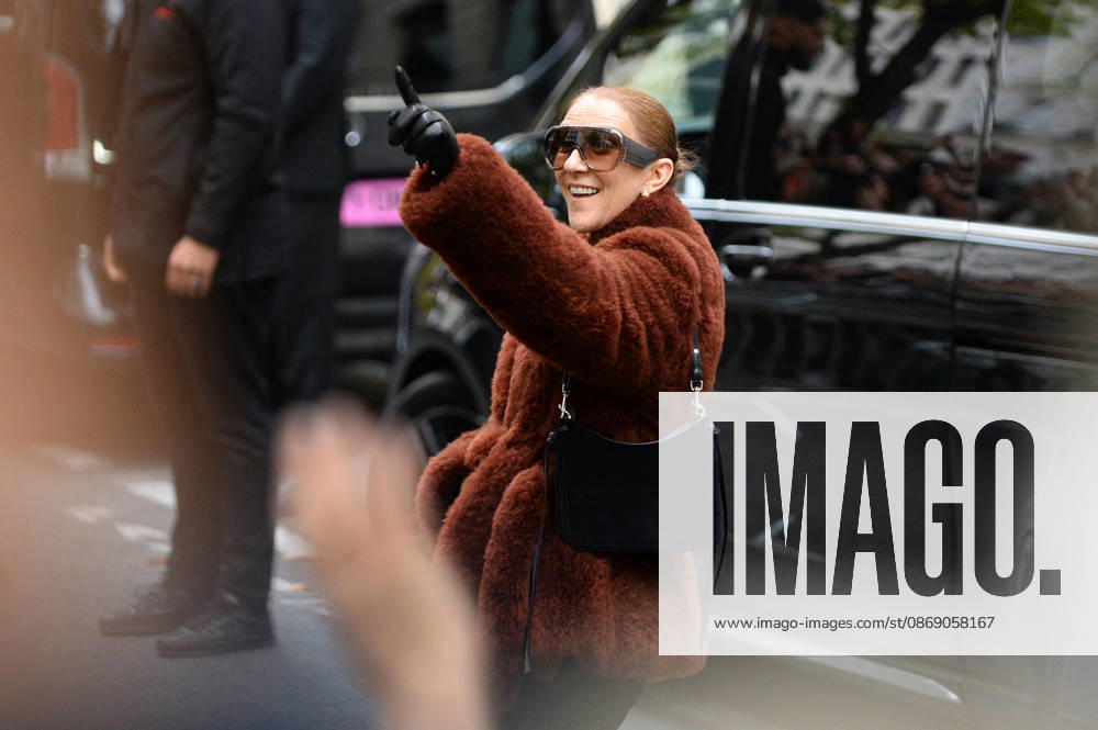 Céline Dion greets her fans as she leaves the Royal Monceau hotel in Paris, before heading to La Plenitude Arena in Paris La Défense to continue her concert series on October 9, 2026. The night before, the Quebec star stumbled on stage and then forgot some of the lyrics to her song, Pour que tu m’aimes encore during the finale of her show. Clément Prioli, Bestimage. Céline Dion greets fans as she leaves the Royal Monceau Hotel in Paris, before heading to the Paris La Défense Arena to continue her concert series on October 9, 2026. The previous evening, the Quebec star stumbled on stage and forgot some of the lyrics to her song Pour que tu m’aimes encore during the show’s finale. Paris, France