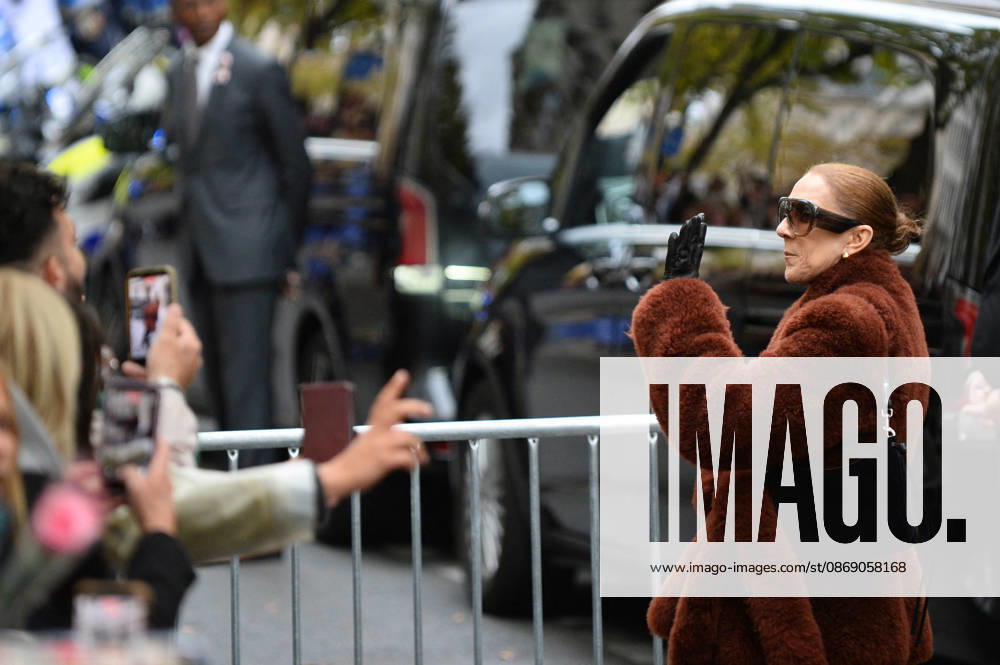 Céline Dion greets her fans as she leaves the Royal Monceau hotel in Paris, before heading to La Plenitude Arena in Paris La Défense to continue her concert series on October 9, 2026. The night before, the Quebec star stumbled on stage and then forgot some of the lyrics to her song, Pour que tu m’aimes encore during the finale of her show. Clément Prioli, Bestimage. Céline Dion greets fans as she leaves the Royal Monceau Hotel in Paris, before heading to the Paris La Défense Arena to continue her concert series on October 9, 2026. The previous evening, the Quebec star stumbled on stage and forgot some of the lyrics to her song Pour que tu m’aimes encore during the show’s finale. Paris, France