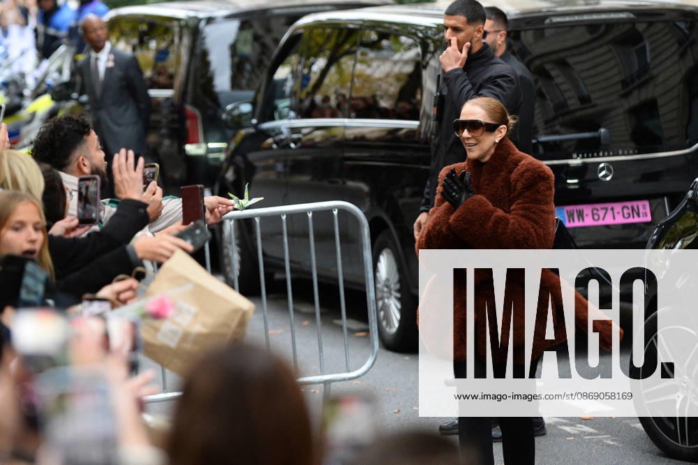 Céline Dion greets her fans as she leaves the Royal Monceau hotel in Paris, before heading to La Plenitude Arena in Paris La Défense to continue her concert series on October 9, 2026. The night before, the Quebec star stumbled on stage and then forgot some of the lyrics to her song, Pour que tu m’aimes encore during the finale of her show. Clément Prioli, Bestimage. Céline Dion greets fans as she leaves the Royal Monceau Hotel in Paris, before heading to the Paris La Défense Arena to continue her concert series on October 9, 2026. The previous evening, the Quebec star stumbled on stage and forgot some of the lyrics to her song Pour que tu m’aimes encore during the show’s finale. Paris, France