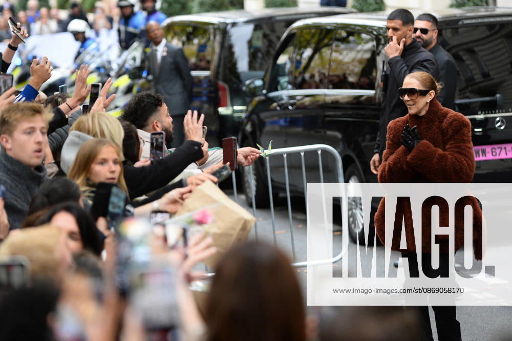 Céline Dion greets her fans as she leaves the Royal Monceau hotel in Paris, before heading to La Plenitude Arena in Paris La Défense to continue her concert series on October 9, 2026. The night before, the Quebec star stumbled on stage and then forgot some of the lyrics to her song, Pour que tu m’aimes encore during the finale of her show. Clément Prioli, Bestimage. Céline Dion greets fans as she leaves the Royal Monceau Hotel in Paris, before heading to the Paris La Défense Arena to continue her concert series on October 9, 2026. The previous evening, the Quebec star stumbled on stage and forgot some of the lyrics to her song Pour que tu m’aimes encore during the show’s finale. Paris, France