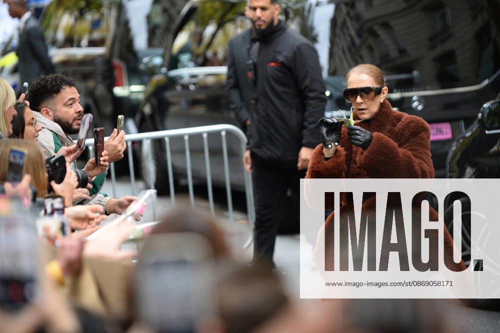 Céline Dion greets her fans as she leaves the Royal Monceau hotel in Paris, before heading to La Plenitude Arena in Paris La Défense to continue her concert series on October 9, 2026. The night before, the Quebec star stumbled on stage and then forgot some of the lyrics to her song, Pour que tu m’aimes encore during the finale of her show. Clément Prioli, Bestimage. Céline Dion greets fans as she leaves the Royal Monceau Hotel in Paris, before heading to the Paris La Défense Arena to continue her concert series on October 9, 2026. The previous evening, the Quebec star stumbled on stage and forgot some of the lyrics to her song Pour que tu m’aimes encore during the show’s finale. Paris, France