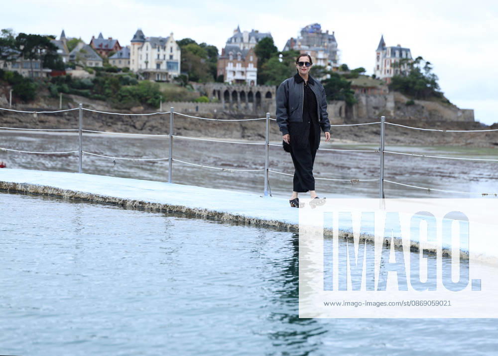 Amira Casar by the seawater pool on L Ecluse Beach during the 37th Dinard British and Irish Film Festival, France, on October 9, 2026. Denis Guignebourg, Bestimage. 37th Dinard British Irish Film Festival on October 9, 2026, in Dinard, France. Dinard, France