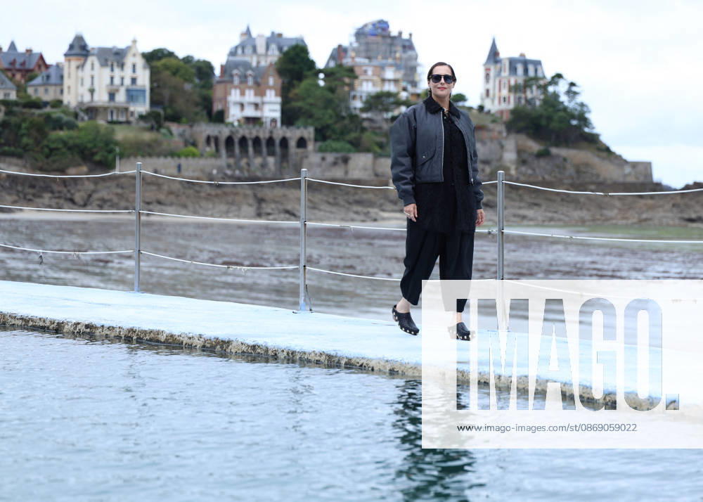 Amira Casar by the seawater pool on L Ecluse Beach during the 37th Dinard British and Irish Film Festival, France, on October 9, 2026. Denis Guignebourg, Bestimage. 37th Dinard British Irish Film Festival on October 9, 2026, in Dinard, France. Dinard, France