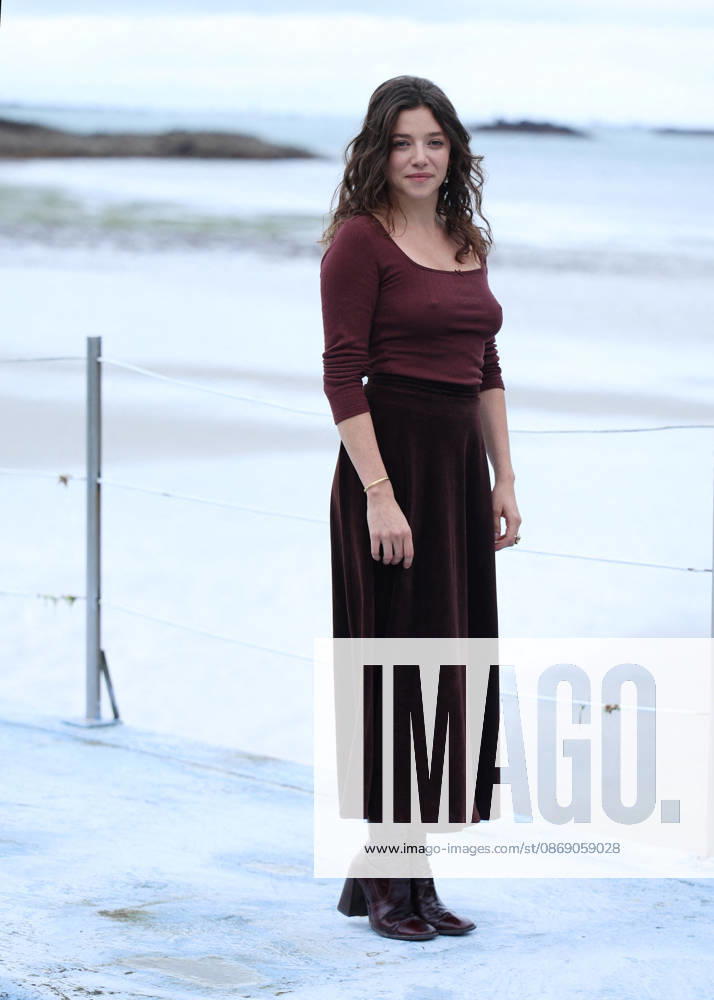 Zoe Adjani by the seawater pool on L Ecluse Beach during the 37th Dinard British and Irish Film Festival, France, on October 9, 2026. Denis Guignebourg, Bestimage. 37th Dinard British Irish Film Festival on October 9, 2026, in Dinard, France. Dinard, France