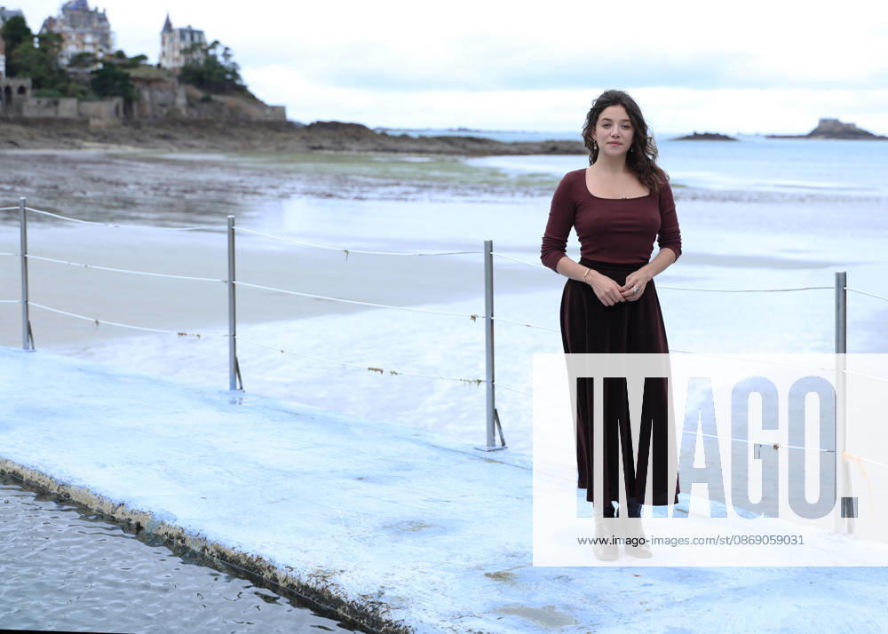 Zoe Adjani by the seawater pool on L Ecluse Beach during the 37th Dinard British and Irish Film Festival, France, on October 9, 2026. Denis Guignebourg, Bestimage. 37th Dinard British Irish Film Festival on October 9, 2026, in Dinard, France. Dinard, France