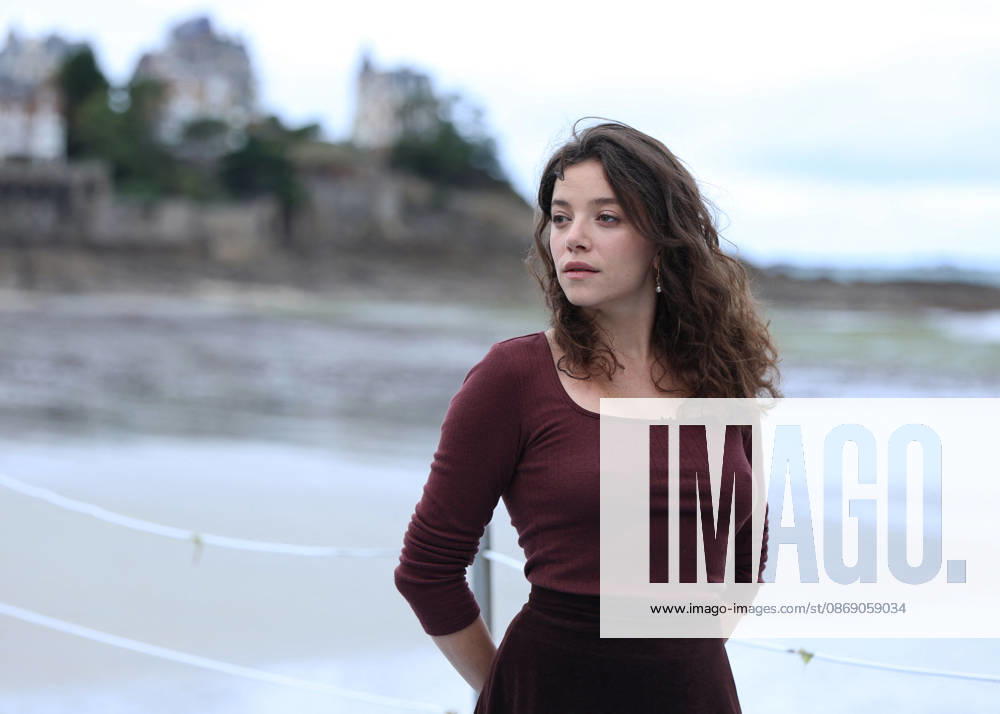 Zoe Adjani by the seawater pool on L Ecluse Beach during the 37th Dinard British and Irish Film Festival, France, on October 9, 2026. Denis Guignebourg, Bestimage. 37th Dinard British Irish Film Festival on October 9, 2026, in Dinard, France. Dinard, France