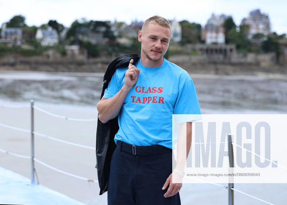 Ben Hardy by the seawater pool on L Écluse Beach during the 37th Dinard British and Irish Film Festival, France, on October 9, 2026. Denis Guignebourg, Bestimage. 37th Dinard British Irish Film Festival on October 9, 2026, in Dinard, France. Dinard, France