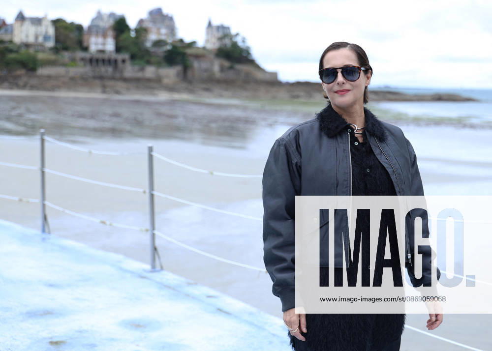 Amira Casar by the seawater pool on L Ecluse Beach during the 37th Dinard British and Irish Film Festival, France, on October 9, 2026. Denis Guignebourg, Bestimage. 37th Dinard British Irish Film Festival on October 9, 2026, in Dinard, France. Dinard, France