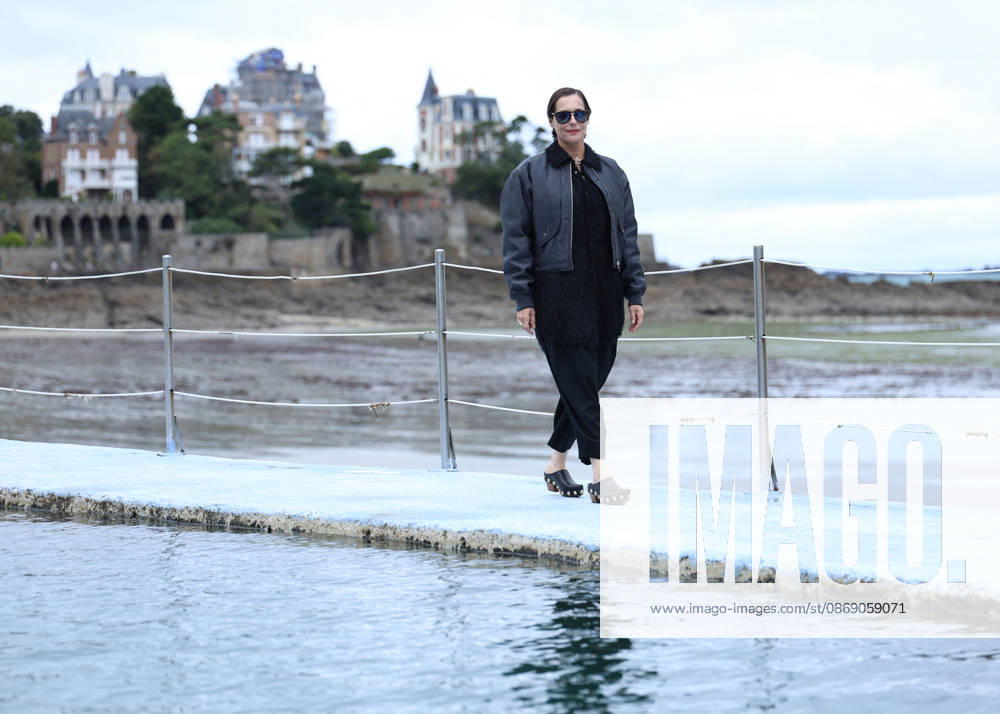 Amira Casar by the seawater pool on L Ecluse Beach during the 37th Dinard British and Irish Film Festival, France, on October 9, 2026. Denis Guignebourg, Bestimage. 37th Dinard British Irish Film Festival on October 9, 2026, in Dinard, France. Dinard, France