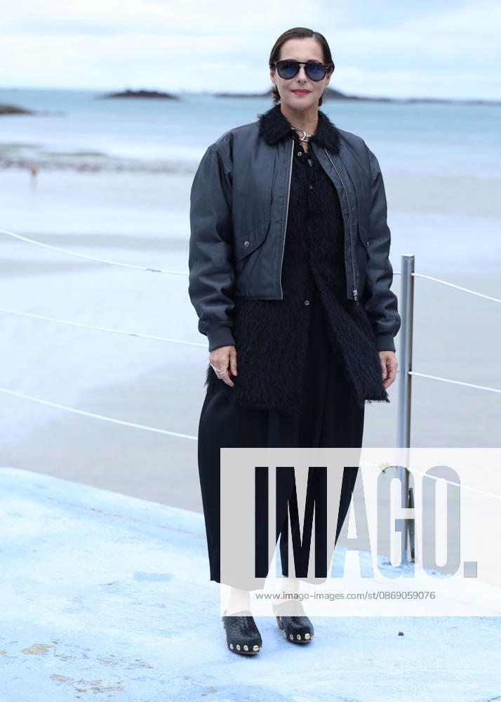 Amira Casar by the seawater pool on L Ecluse Beach during the 37th Dinard British and Irish Film Festival, France, on October 9, 2026. Denis Guignebourg, Bestimage. 37th Dinard British Irish Film Festival on October 9, 2026, in Dinard, France. Dinard, France